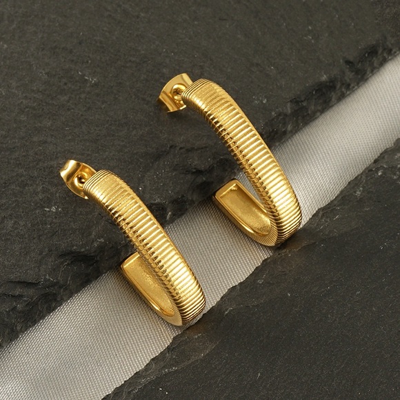 NEW💎18K Gold Plated Hoop Earrings*Minimalist Design* - Picture 6 of 7